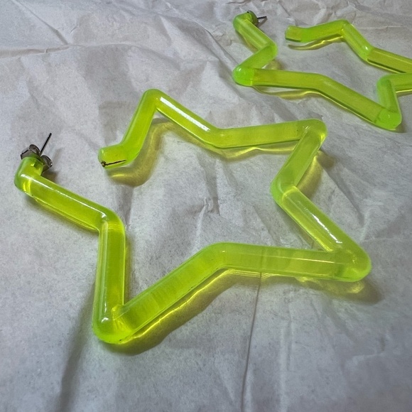 ***WORN ONCE*** Vintage Neon‎ Yellow Plastic Star Earrings - Picture 3 of 3